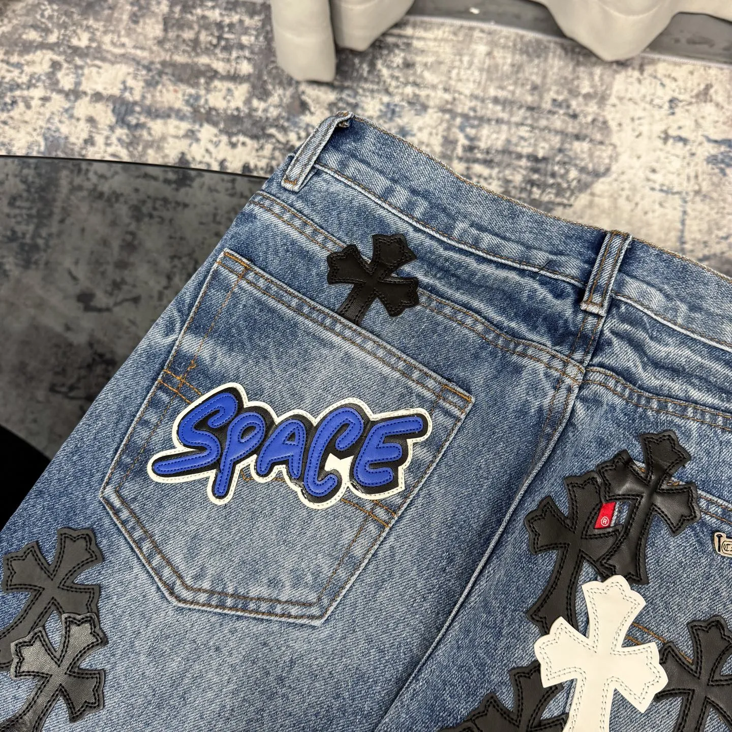 P320 Chrome Heart Blue Ox King Graffiti Multi-Color Leather Jeans [Same Style as L*Xiang] Chrome Heart Blue Ox King Graffiti Multi-Color Leather Jeans are the “king of the market” in the fashion industry! Made of high-quality denim and processed through complex washing processes, the distressed effect is super unique. The multi-color leather and graffiti design bring out the cool street genes of Crowe. Each pair of pants is unique, and you can directly transform into a street trend ICON when you put it on. The matching method is super cool: High street style: Pair it with a black hooded sweatshirt, thick-soled boots, and stacked silver chains. When you go to the stage or on the street, you will have an aura of 2.8 meters. You can slay at concerts and out on the street. Mix and match trendy styles: wear a suit jacket + canvas shoes for boys, and wear a short crop top + dad shoes for girls. Mix and match to create a sense of contrast, full of fashion sense, and the hair tie will get likes in seconds when taking photos. Couples share the same style: one pair with each other, the boy wears a solid color T + sneakers, the girl wears a short top + sneakers, they are the most eye-catching trendy couple when they go out, and they keep turning heads! No matter what your style is, these pants can help you grasp the essence of the trend. It is a must-have for trendy players. You will look the most beautiful on the street when you put it on! Size: 28/30/32/34/36 Waist: 70/75/80/85/90 Pants length: 102/104/106/108/110